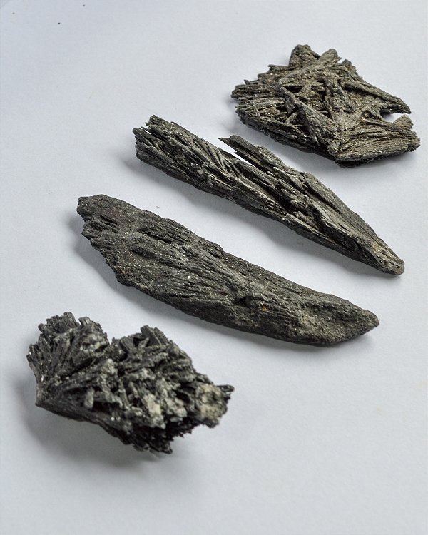 Cianita Preta G - Vassoura de Bruxa - Proteção, Varre para longe a negatividade