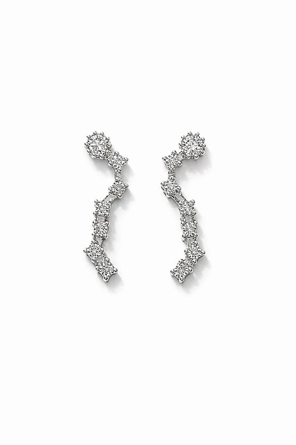 BRINCO CURVADO COM ZIRCÔNIAS CRISTAL FOLHEADO A RÔDIO BRANCO