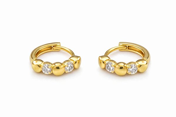 BRINCO ARGOLA CLICK PEQUENA COM ESFERAS E ZIRCÔNIAS FOLHEADO A OURO