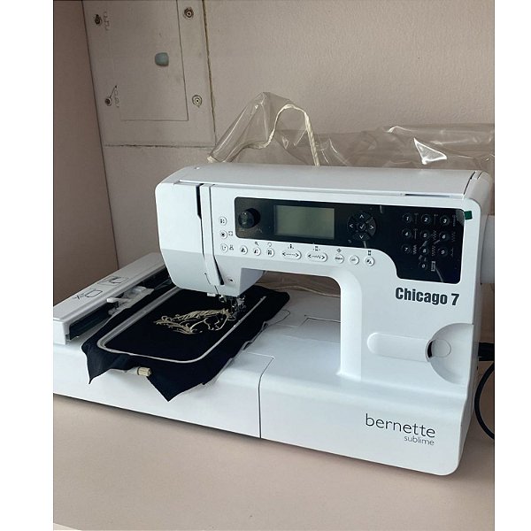 Máquina de Costura e Bordado Profissional - Bernette Chicago 7 (Autovolt)