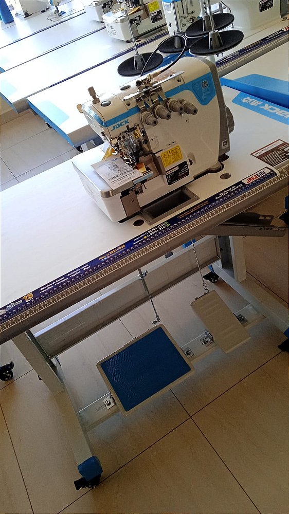 Máquina de Costura Overlock com Arremate Direct Drive - 2 Agulhas 4 Fios - Jack E4S-4-83/323/BK (220v)