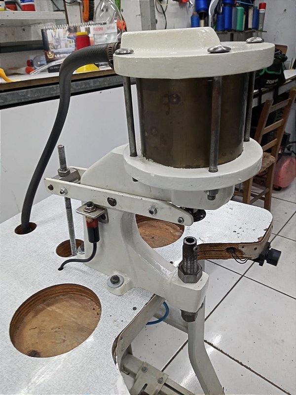 Máquina de Pregar Ilhós Pneumática Usada - Eduley (220v)