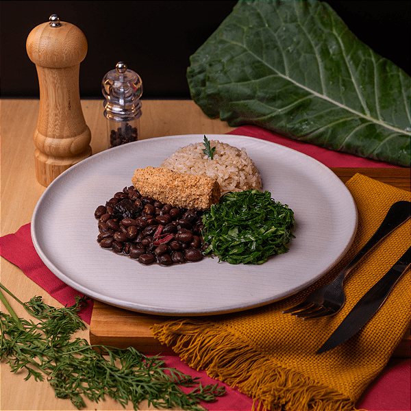 Feijoada light, com arroz integral, banana empanada e couve refogada - 320g