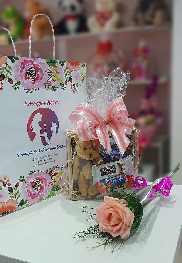 Kit Mimo Carinhoso de Rosa Cor Rosa Claro com Chocolates e Caixa de Madeira Decorada