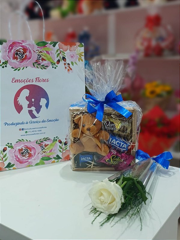 Kit Mimo Carinhoso de Rosa Branca Com Chocolates e Caixa de Madeira Decorada