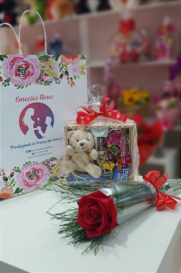 Kit Mimo Carinhoso de Rosa Vermelha Com Chocolates e Caixa de Madeira Decorada