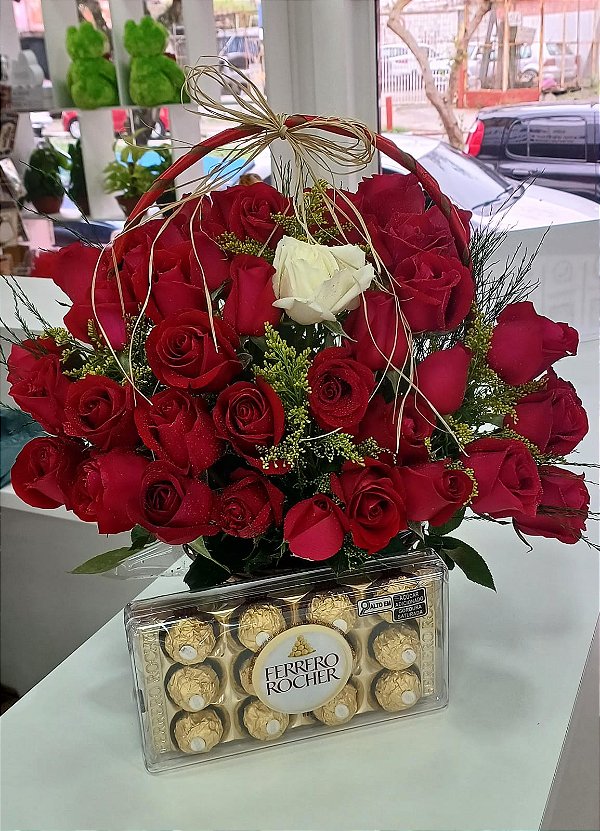 Cesta com 35 Rosas Vermelhas e Ferrero Rocher