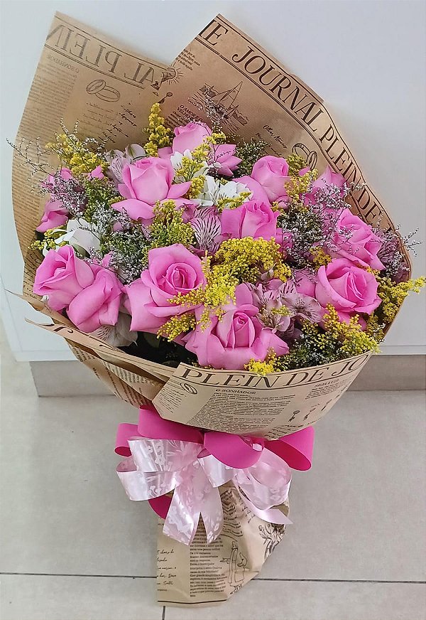 Buquê de 12 (Doze) Rosas Cor-de-Rosa e Astromélias – Romance