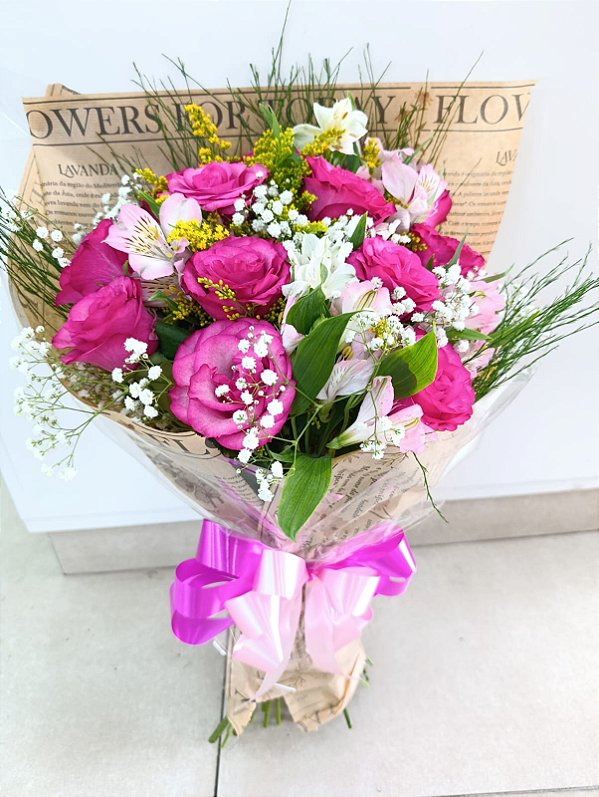 Buquê de 12 (Doze) Rosas Cor-de-Rosa e Astromélias – Romance - Cód: 3427089