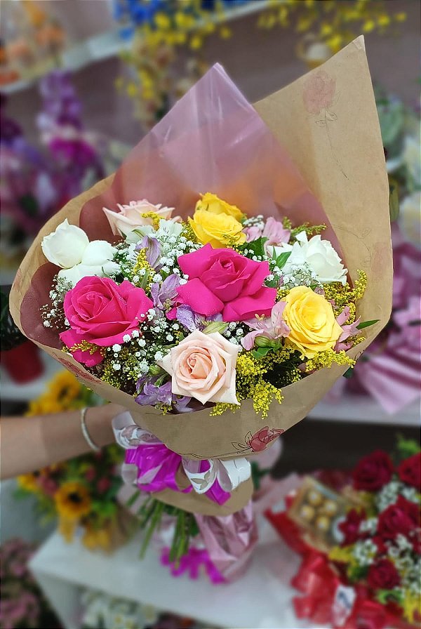 Buquê de Rosas Cores Variadas e Astromélias
