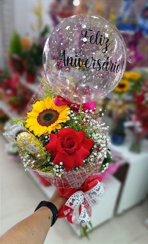 Buquê de Rosa e Girassol com Balão "Feliz Aniversário"