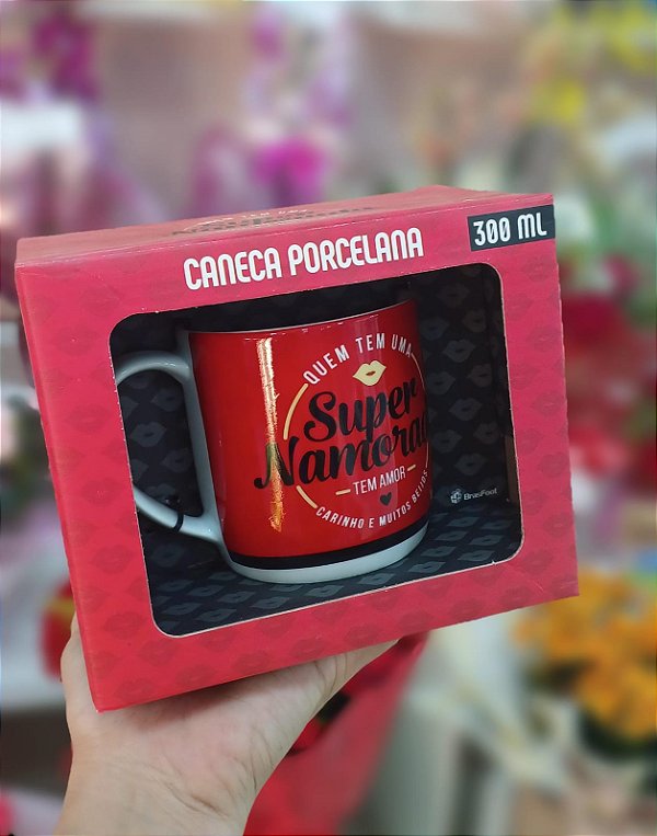 Caneca "Quem Tem uma Super Namorada Tem Amor, Carinho e Muitos Beijos" Porcelana 300 ml