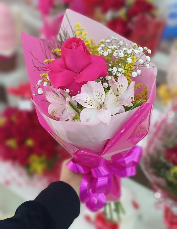 Rosa Rosa Solitária com Folhagens Diversas