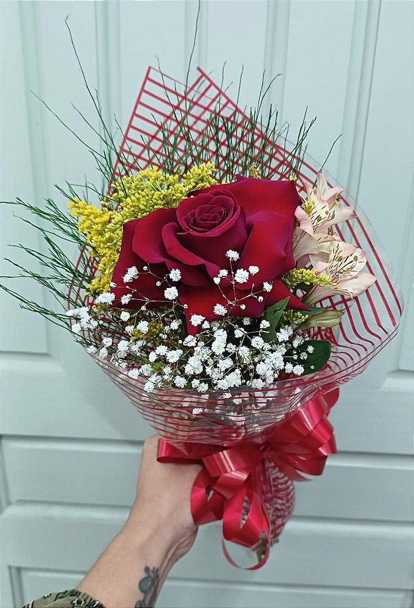 Rosa Vermelha Premium com Folhagens Diversas