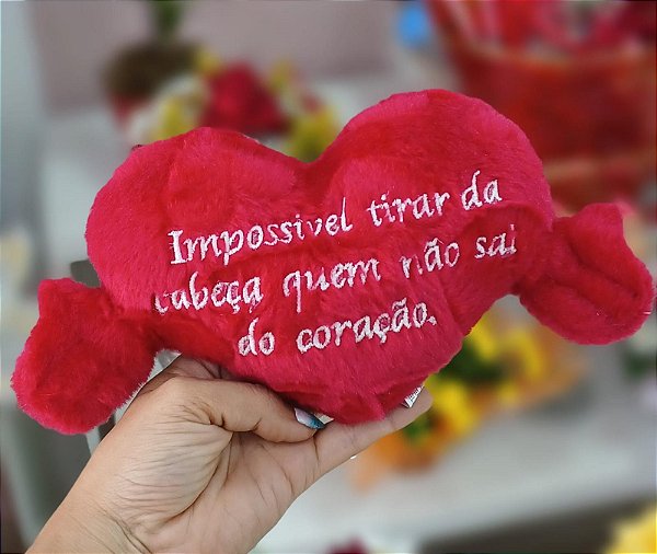 Coração com Mão "Impossível tirar da Cabeça quem não Sai do Coração" 12 cm de Pelúcia
