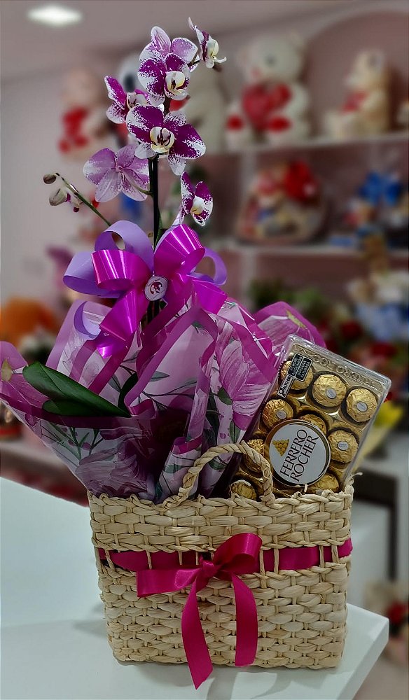 Sacola de palha com orquídeas e caixa de Ferrero Rocher