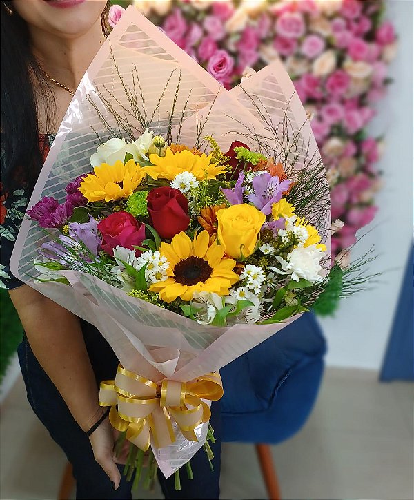 Buquê de 5 (Cinco) Rosas, 3 (Três) Girassóis, Astromélias e Flores do Campo – Arco-Íris