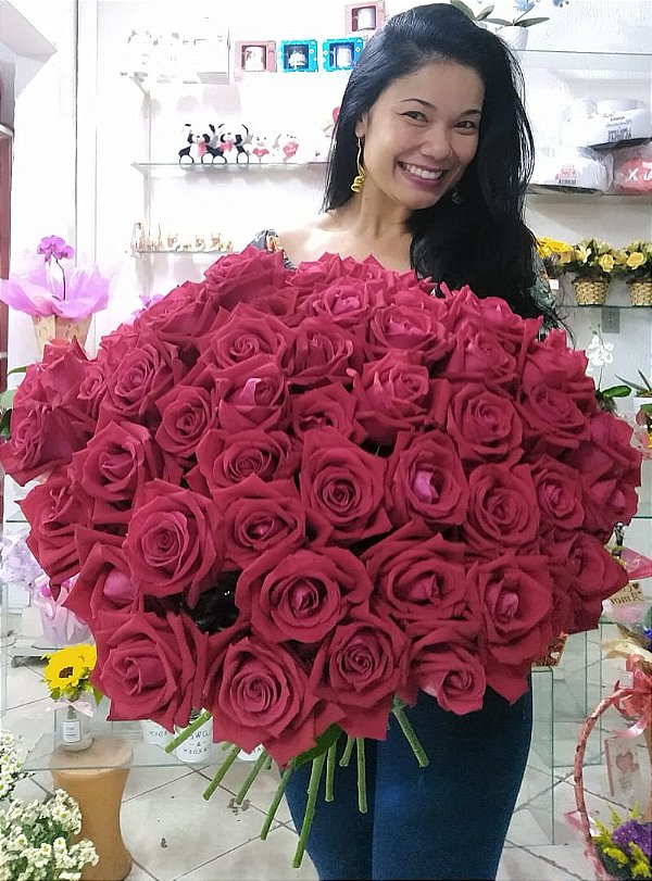 Buquê de 50 (Cinquenta) Rosas Amor em Flores