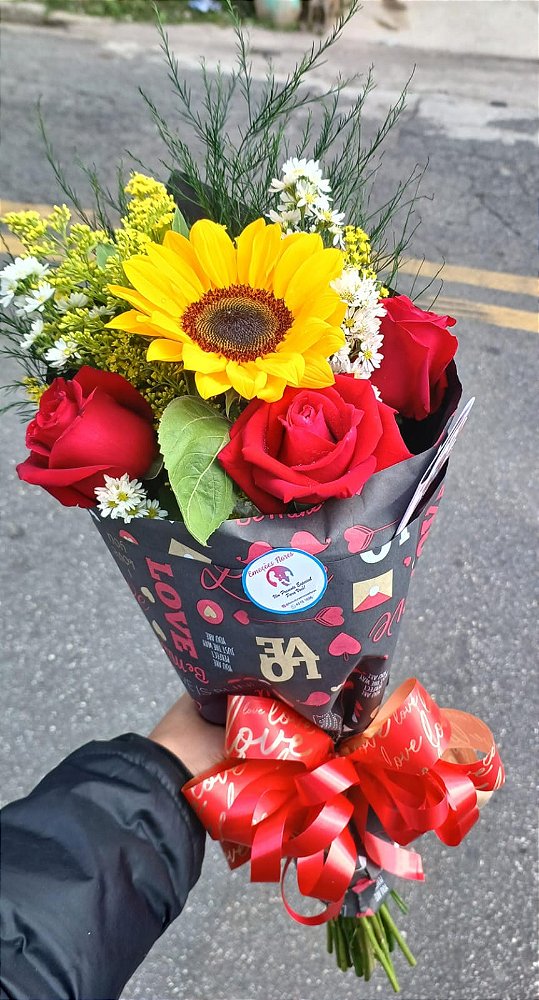 Buquê Love de Rosas e Girassol
