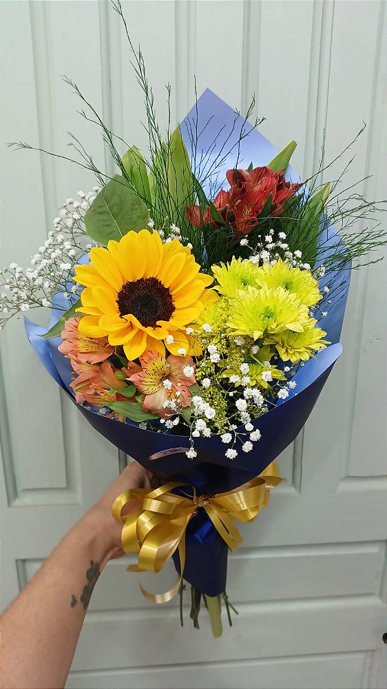 Buquê de 1 (Um) Girassol, Flores do Campo e Astromélias – Sol no Céu Azul