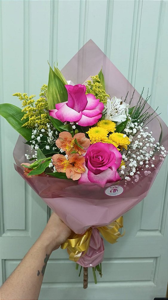 Buquê de 2 (Duas) Rosas Pink, Flores do Campo e Astromélias – Romance em Flores