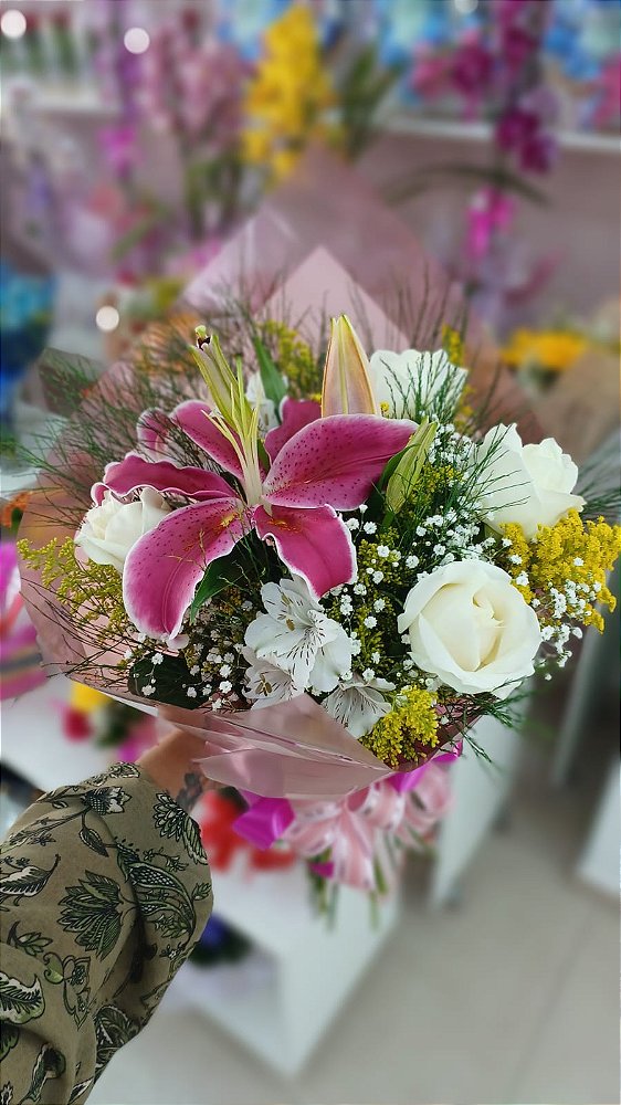 Buquê Encanto Floral 4 Rosas e Astromelias