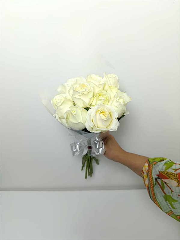 Buquê de 10 (Dez) Rosas Brancas – Beleza Natural