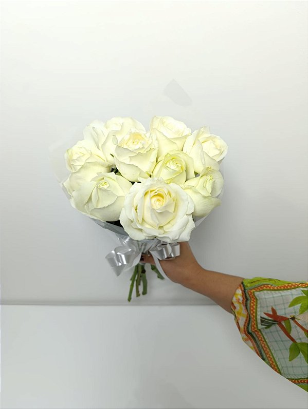 Buquê de 9 (Nove) Rosas Brancas – Beleza Natural