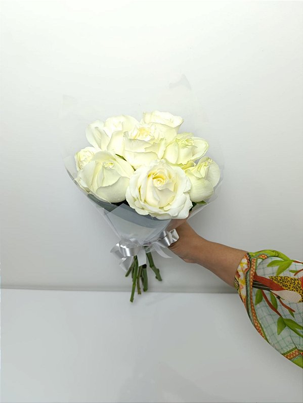 Buquê de 8 (Oito) Rosas Brancas – Beleza Natural