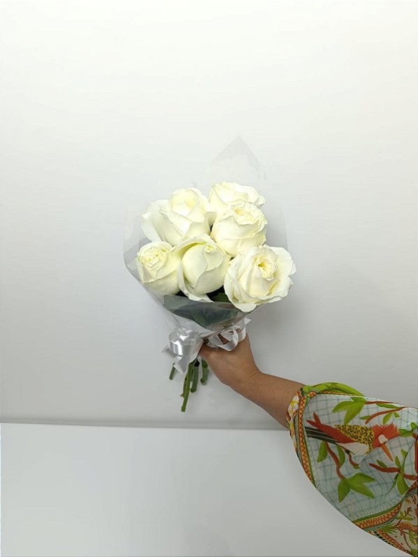 Buquê de 6 (Seis) Rosas Brancas – Beleza Natural