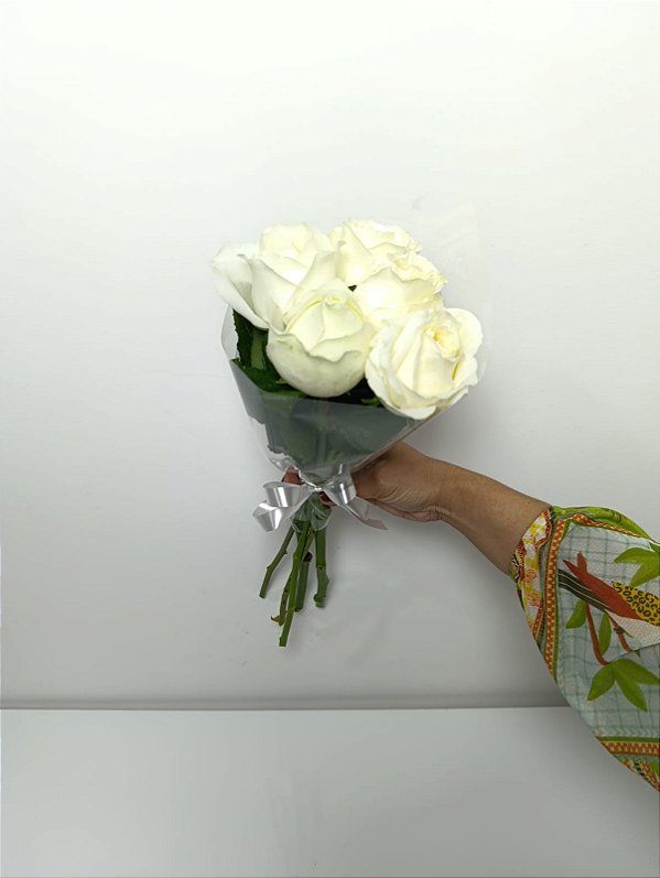 Buquê de 5 (Cinco) Rosas Brancas – Beleza Natural