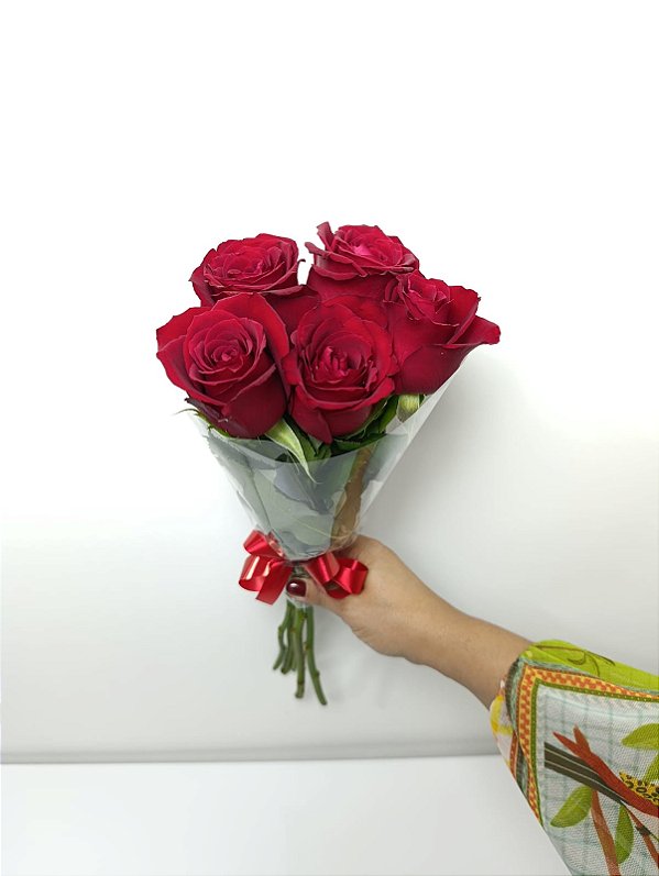 Buquê de 5 (Cinco) Rosas Vermelhas – Beleza Natural