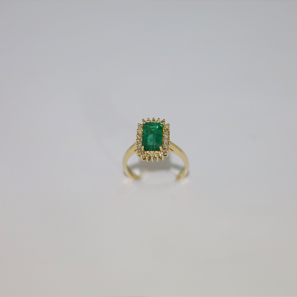 Anel de Esmeralda em Ouro 18k Cravejado com Diamantes, Lapidação Esmeralda.