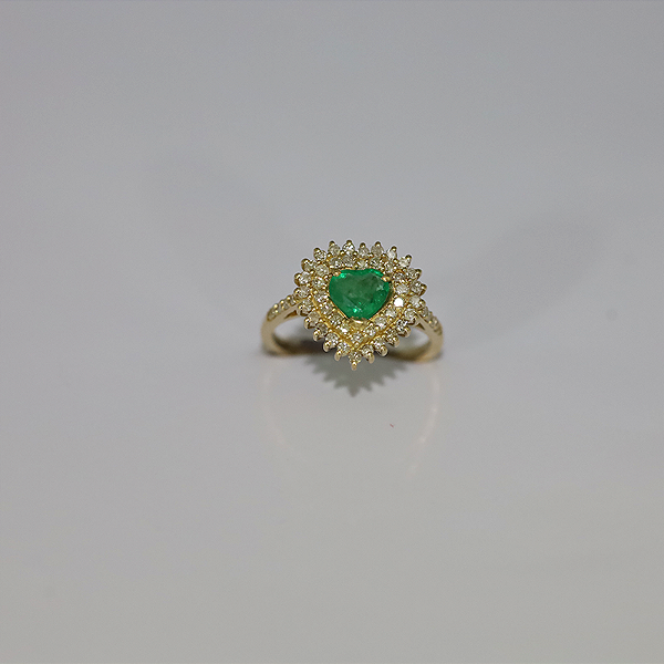 Anel de Esmeralda em Ouro 18k Cravejado com Diamantes