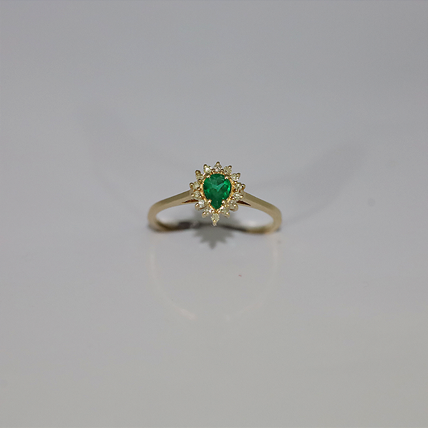 Anel de Esmeralda em Ouro 18k Cravejado com Diamantes, Lapidação gota.