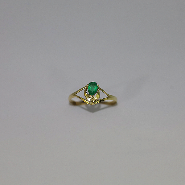 Anel de Esmeralda em Ouro 18k, com um Diamante, lapidação gota