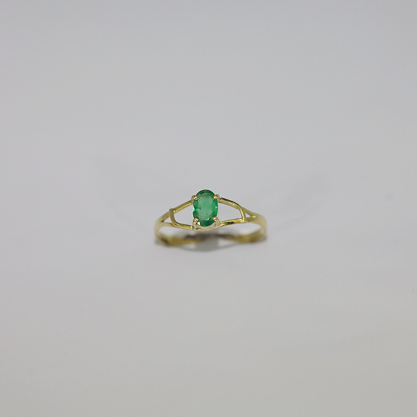 Anel de Esmeralda em Ouro 18k, lapidação oval.
