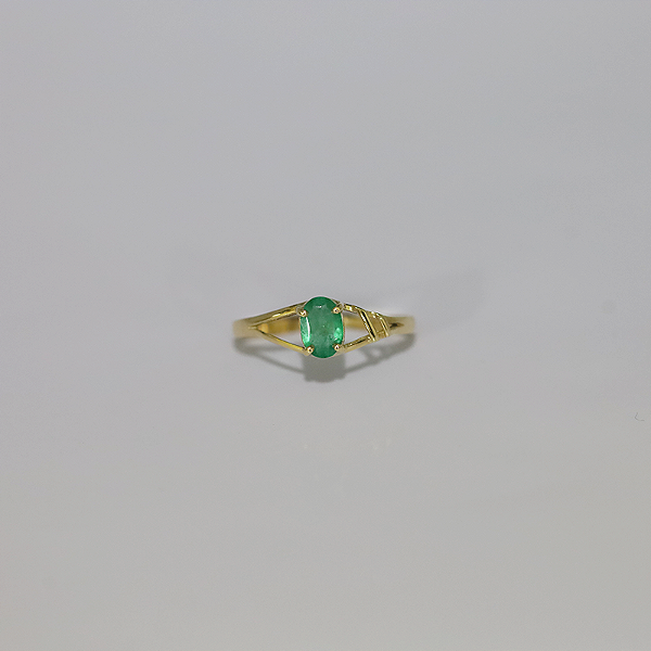 Anel de Esmeralda em Ouro 18k, lapidação oval.