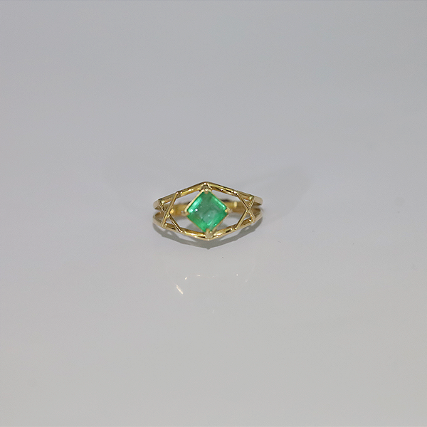 Anel de Esmeralda em Ouro 18k, lapidação quadrada.