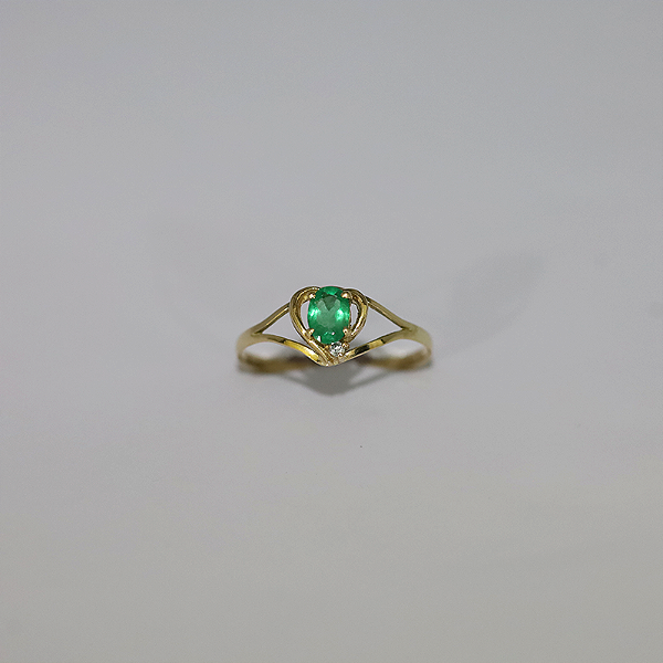 Anel de Esmeralda, lapidação oval, em ouro 18k, com um Diamante.