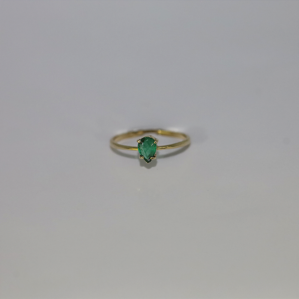 Anel de Esmeralda em Ouro 18k, lapidação gota.