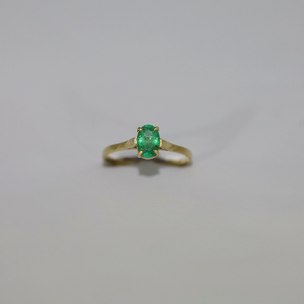 Anel de Esmeralda em Ouro 18k, lapidação oval