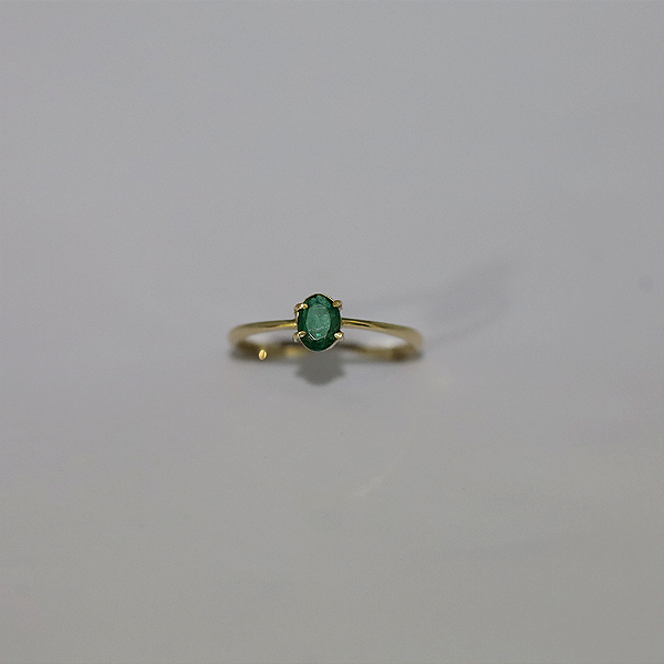 Anel de Esmeralda em Ouro 18k, lapidação oval.