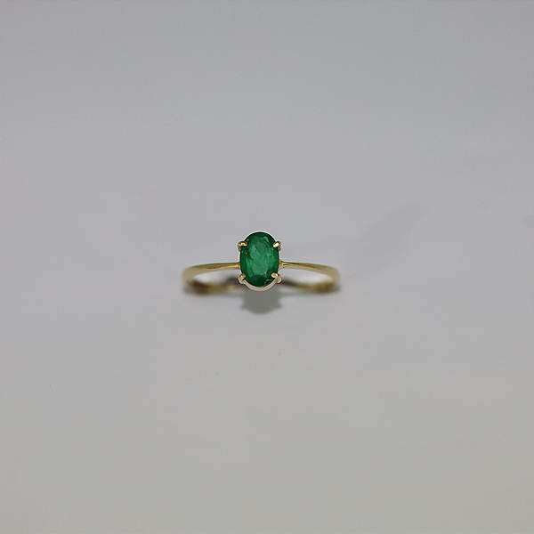 Anel de Esmeralda em Ouro 18k, lapidação oval.