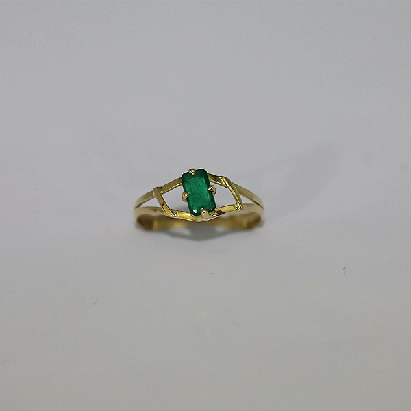 Anel de Esmeralda,  lapidação retangular, em Ouro 18k.