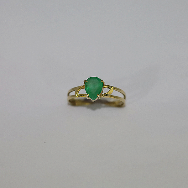Anel de Esmeralda,  lapidação gota, em Ouro 18k.