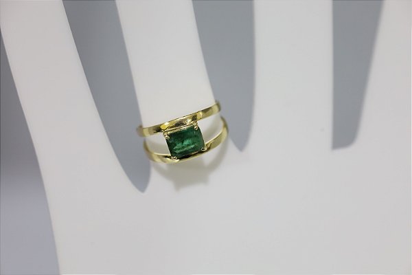 Anel de prata banhado a ouro com esmeralda natural