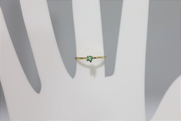 Anel solitario de esmeralda natural em prata banhado a ouro