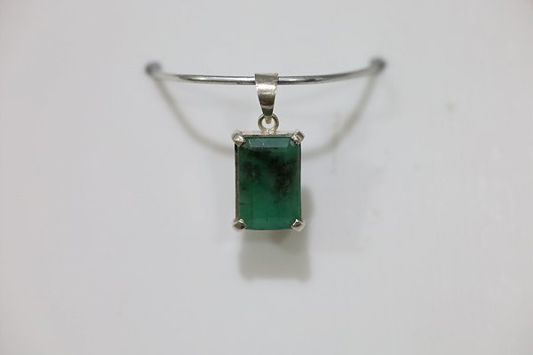 Pingente em prata com Esmeralda natural
