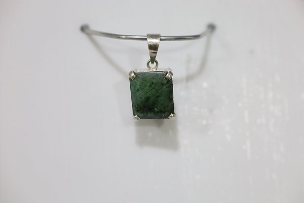 Pingente em prata com Esmeralda natural